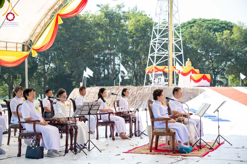 ภาพ No.285769:วันพุธที่ 10 ธันวาคม พ.ศ.2568  พิธีตอกเสาเข็มมงคลต้นสุดท้าย รองรับองค์พระเจดีย์เพื่อสร้างสันติภาพโลก ณ ศูนย์ปฏิบัติธรรมและศูนย์อบรมเยาวชน ชัยนาท