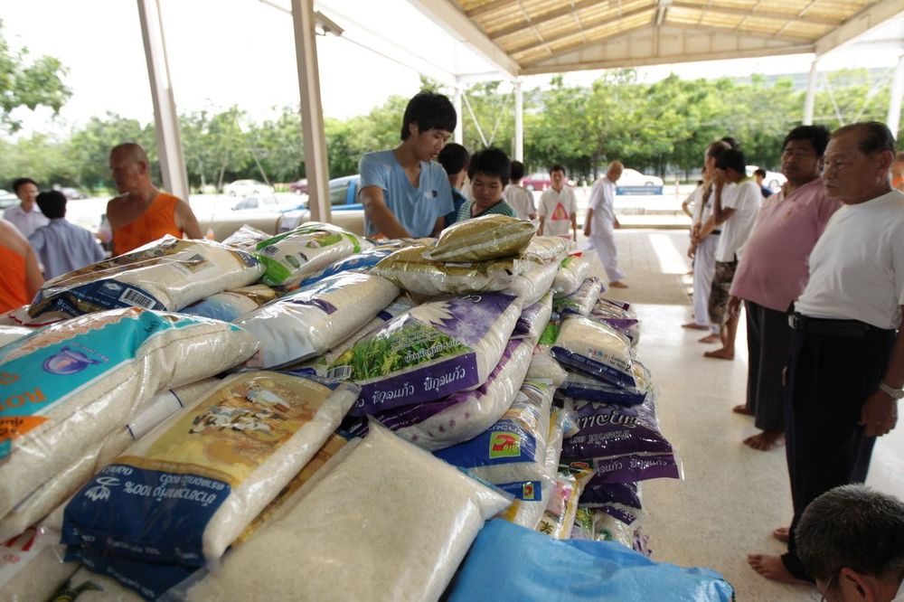 ภาพ No.3962:มูลนิธิธรรมกายช่วยภัยน้ำท่วม ปี พ.ศ.2554 บรรจุถุงยังชีพ