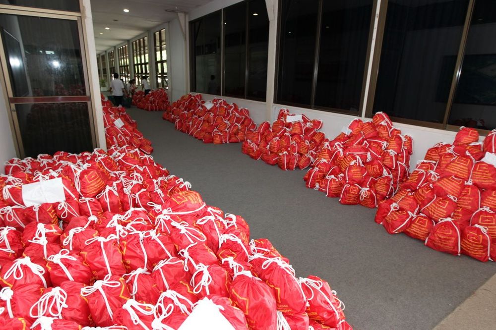 ภาพ No.3989:มูลนิธิธรรมกายช่วยภัยน้ำท่วม ปี พ.ศ.2554 บรรจุถุงยังชีพ