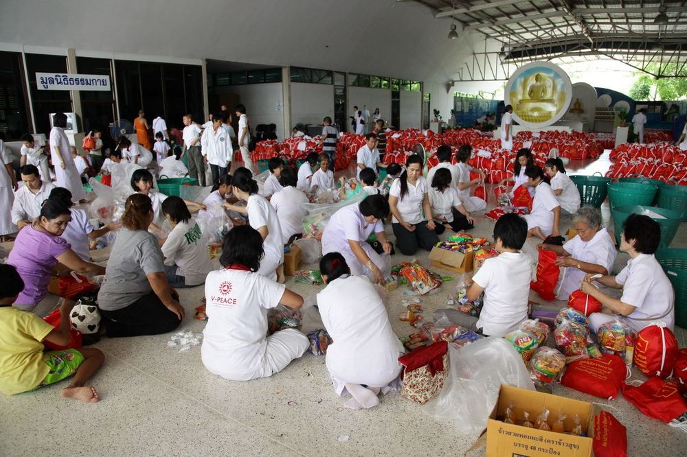 ภาพ No.3997:มูลนิธิธรรมกายช่วยภัยน้ำท่วม ปี พ.ศ.2554 บรรจุถุงยังชีพ