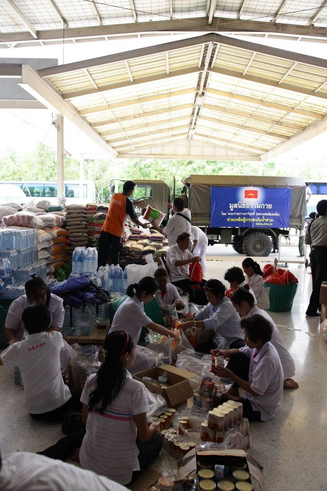 ภาพ No.3999:มูลนิธิธรรมกายช่วยภัยน้ำท่วม ปี พ.ศ.2554 บรรจุถุงยังชีพ