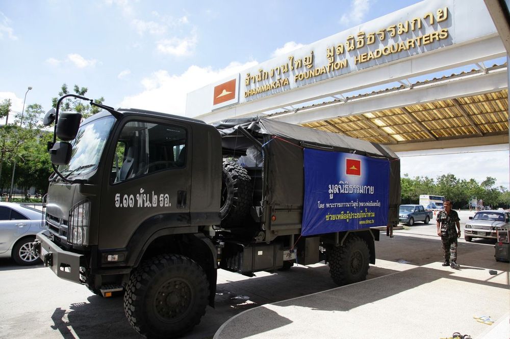 ภาพ No.4018:มูลนิธิธรรมกายช่วยภัยน้ำท่วม ปี พ.ศ.2554 บรรจุถุงยังชีพ