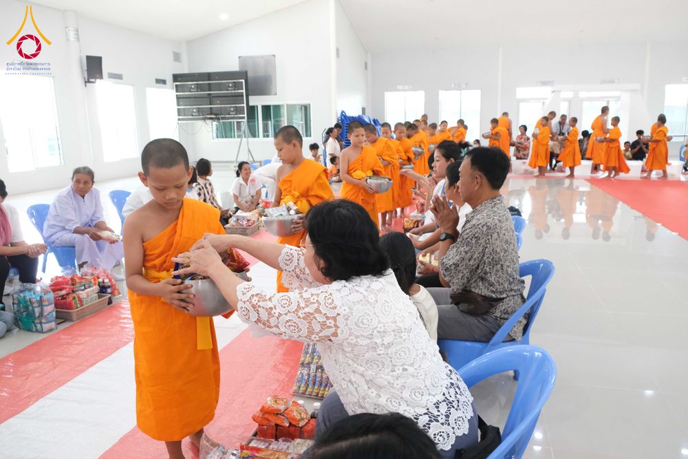 ภาพ No.320926:วันเสาร์ที่ 11 เมษายน พ.ศ.2569 พิธีตักบาตรฉลองสามเณรใหม่ ณ ศูนย์อบรมเยาวชนนครปฐม