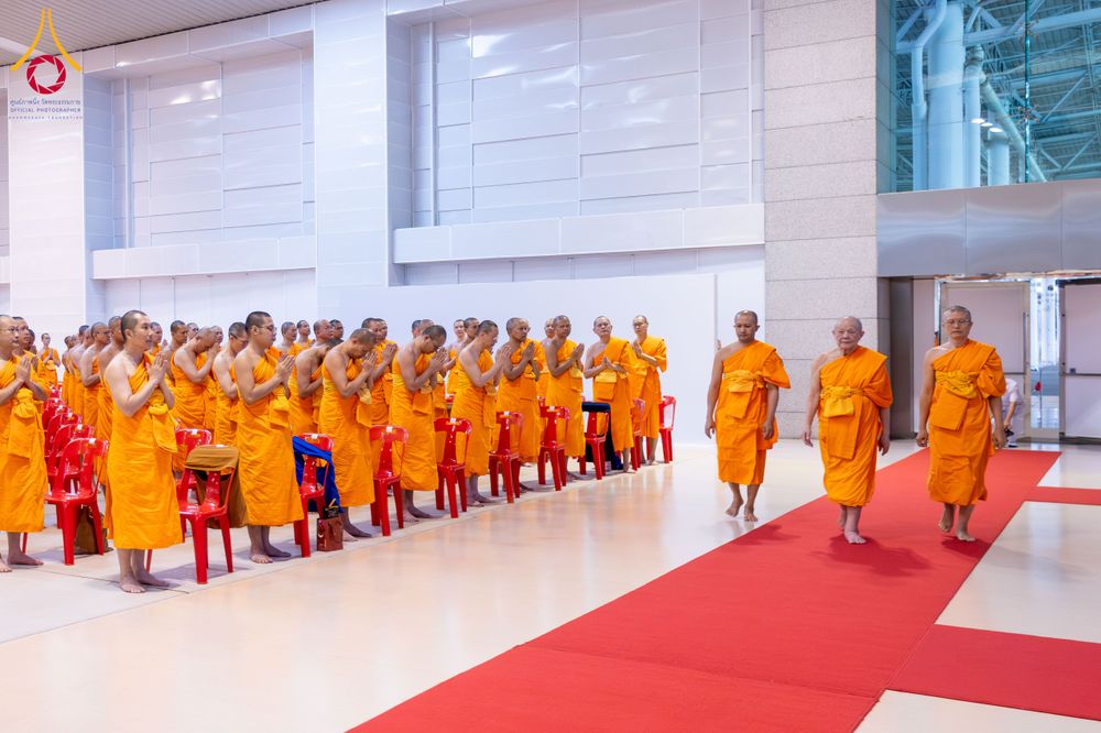 ภาพ No.284789:วันอาทิตย์ที่ 14 ธันวาคม พ.ศ.2568  พิธีปฏิบัติธรรม พิธีถวายภัตตาหารเป็นสังฆทาน พิธีมอบต้นสมบัติจักรพรรดิ ถวายแด่เจ้าอาวาสและประธานสงฆ์ 236 ศูนย์ส่งเสริมศีลธรรมทั่วโลก ณ สภาธรรมกายสากล วัดพระธรรมกาย