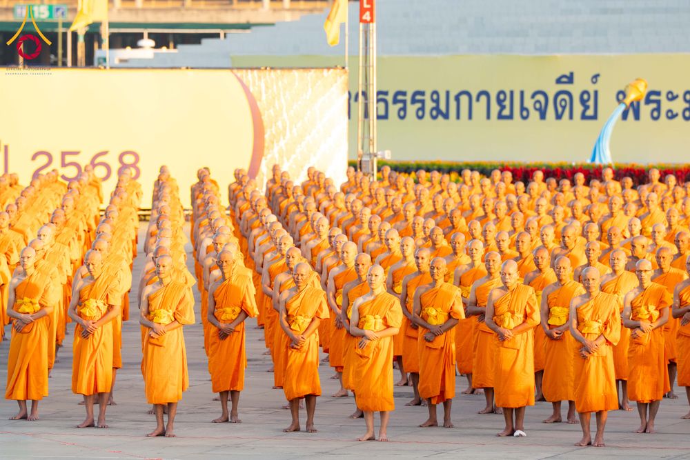 ภาพ No.285219:วันจันทร์ที่ 15 ธันวาคม พ.ศ.2568  บันทึกภาพหมู่ประวัติศาสตร์ โครงการบรรพชาอุปสมบทหมู่  รุ่นบูชาธรรมมหาปูชนียาจารย์ ประจำปี 2568 ณ ลานธรรมมหาธรรมกายเจดีย์ วัดพระธรรมกาย