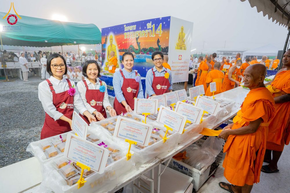 ภาพ No.298529:วันที่ 20 มกราคม พ.ศ. 2569 พิธีถวายภัตตาหารเป็นสังฆทาน แด่พระธรรมยาตรา ณ อนุสรณ์สถานบางปลา วัดบางปลา อำเภอบางเลน จังหวัดนครปฐม ในโครงการธรรมยาตรา กตัญญูบูชา มหาปูชนียาจารย์ พระมงคลเทพมุนี(สด จนฺทสโร) พระผู้ปราบมาร อนุสรณ์สถาน 7 แห่ง ปีที่ 14