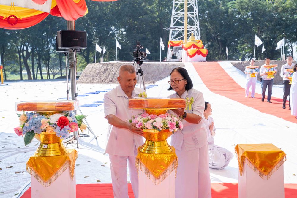 ภาพ No.285741:วันพุธที่ 10 ธันวาคม พ.ศ.2568  พิธีตอกเสาเข็มมงคลต้นสุดท้าย รองรับองค์พระเจดีย์เพื่อสร้างสันติภาพโลก ณ ศูนย์ปฏิบัติธรรมและศูนย์อบรมเยาวชน ชัยนาท