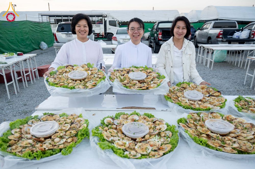 ภาพ No.300995:วันที่ 23 มกราคม พ.ศ. 2569 พิธีถวายภัตตาหารเป็นสังฆทาน แด่พระธรรมยาตรา ณ อนุสรณ์สถานบางปลา วัดบางปลา อำเภอบางเลน จังหวัดนครปฐม ในโครงการธรรมยาตรา กตัญญูบูชา มหาปูชนียาจารย์ พระมงคลเทพมุนี(สด จนฺทสโร) พระผู้ปราบมาร อนุสรณ์สถาน 7 แห่ง ปีที่ 14