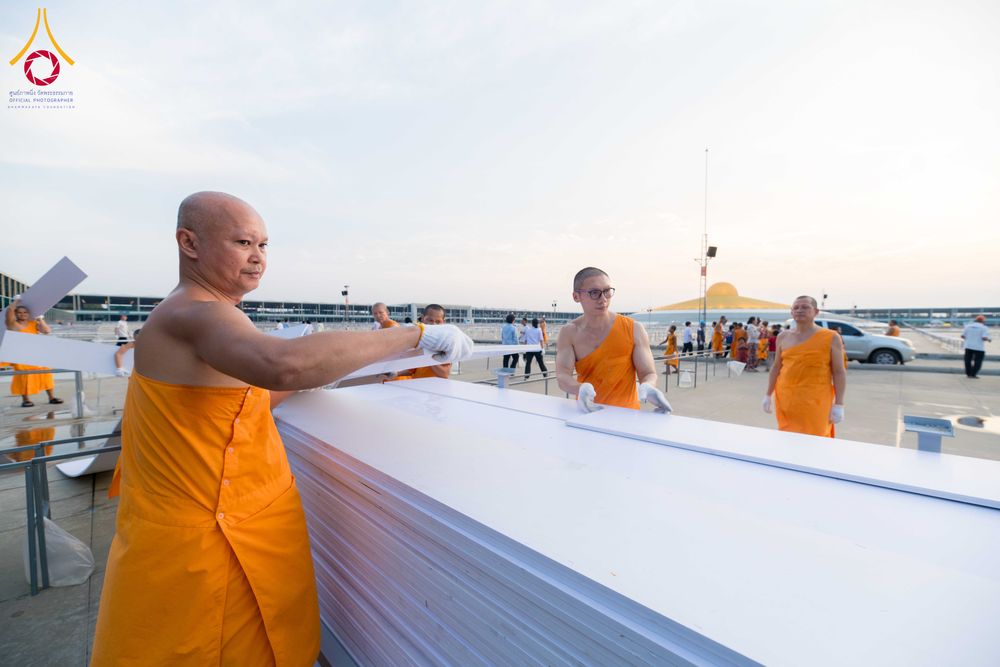 ภาพ No.326518:วันที่ 26 -27 เมษาบน พ.ศ.2569 การเก็บงานแผ่นหน้าโต๊ะที่ลานธรรม งานถวายมหาสังฆทาน 40,000 กว่าวัดทั่วประเทศ ณ ลานธรรม วัดพระธรรมกาย