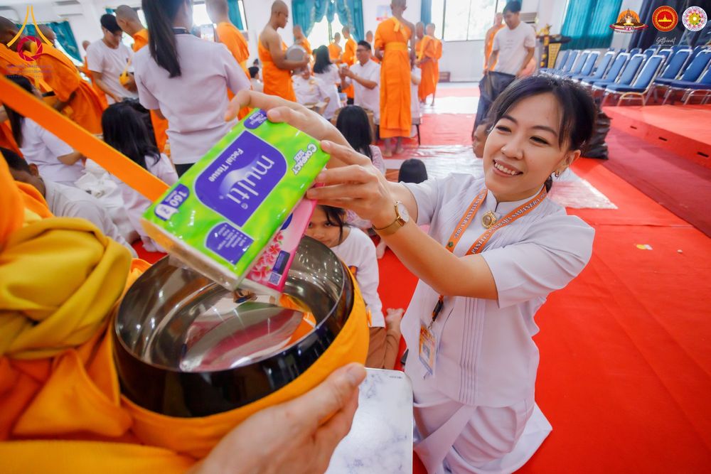 ภาพ No.283549:วันอาทิตย์ที่ 21 ธันวาคม  2568 พิธีบิณฑบาตฉลองสามเณรใหม่ ประเทศอินโดนีเซีย