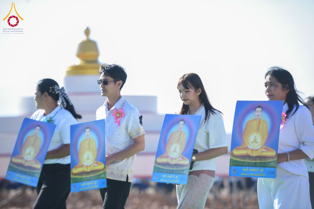 ภาพ No.282023:วันศุกร์ที่ 19 ธันวาคม พ.ศ. 2568 พิธีมอบโล่และใบประกาศเกียรติคุณ โครงการเจริญพระพุทธมนต์ธัมมจักกัปปวัตตนสูตร และวันรวมพลังเด็กดีV-Star ดาวแห่งความดี ผู้นำฟื้นฟูศีลธรรมโลกจังหวัดสระบุรี ณ ศูนย์ปฏิบัติธรรมสระบุรี