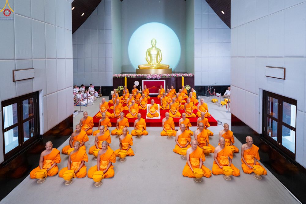 ภาพ No.330882:วันวิสาขบูชา อาทิตย์ที่ 31 พฤษภาคม พ.ศ.2569 พิธีบรรพชาสามเณรอุบาสก 11 ท่าน , พิธีถวายบาตรผ้าไตร และจตุปัจจัยไทยธรรม แด่สามเณร , พิธีอุปสมบทอุทิศชีวิต , พิธีกล่าวคำกัปปิยภัณฑ์  ณ อุโบสถพระไตรปิฎก วัดพระธรรมกาย จังหวัดปทุมธานี