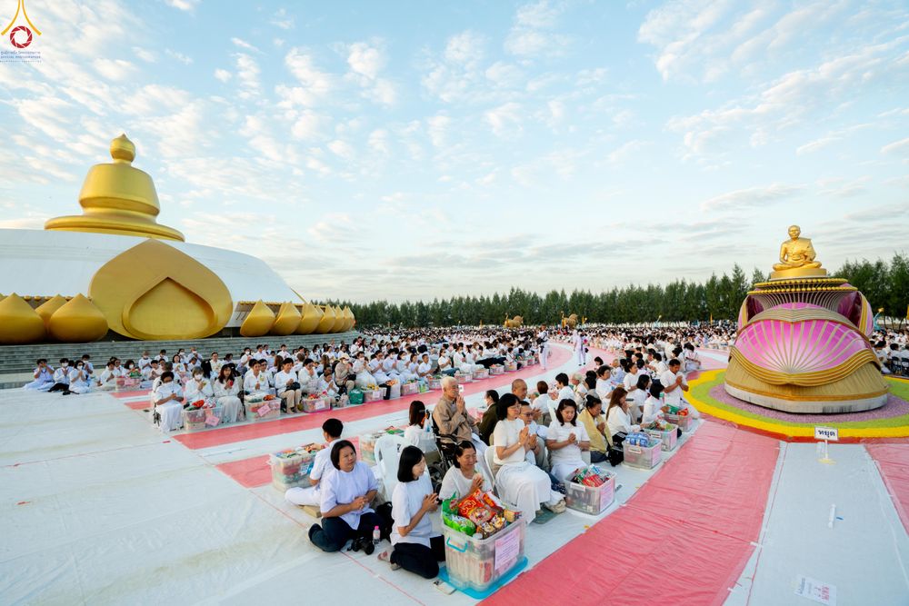 ภาพ No.302493:วันที่ 24 มกราคม พ.ศ. 2569 พิธีตักบาตรพระธรรมยาตรา ณ อนุสรณ์สถานลำดับที่ 5 สถานที่เผยแผ่วิชชาธรรมกายครั้งแรก อนุสรณ์สถานบางปลา วัดบางปลา อำเภอบางเลน จังหวัดนครปฐม ในโครงการธรรมยาตรา กตัญญูบูชา มหาปูชนียาจารย์ พระมงคลเทพมุนี(สด จนฺทสโร) พระผู้ปราบมาร อนุส