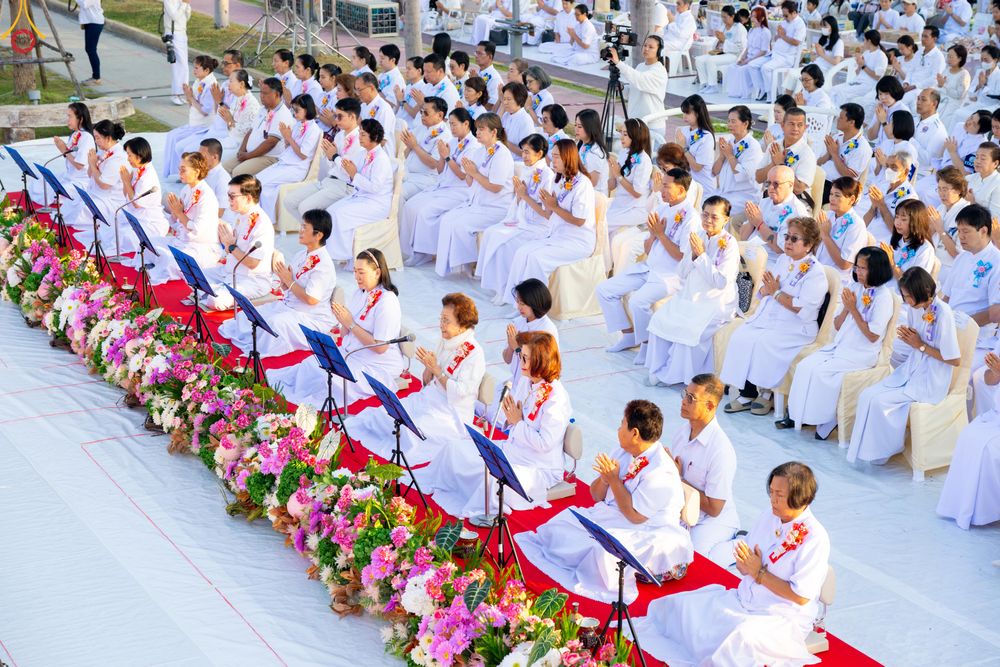 ภาพ No.282637:วันเสาร์ที่ 20 ธันวาคม พ.ศ.2568 พิธีตักบาตรพระ 10,000 รูป (ชุด 2) เนื่องในโอกาส 194 ปี จังหวัดกาญจนบุรี และอุทิศส่วนกุศลให้แด่บรรพชนทั้งหลาย บริเวณถนนสองแคว (Skywalk) เมืองกาญจนบุรี