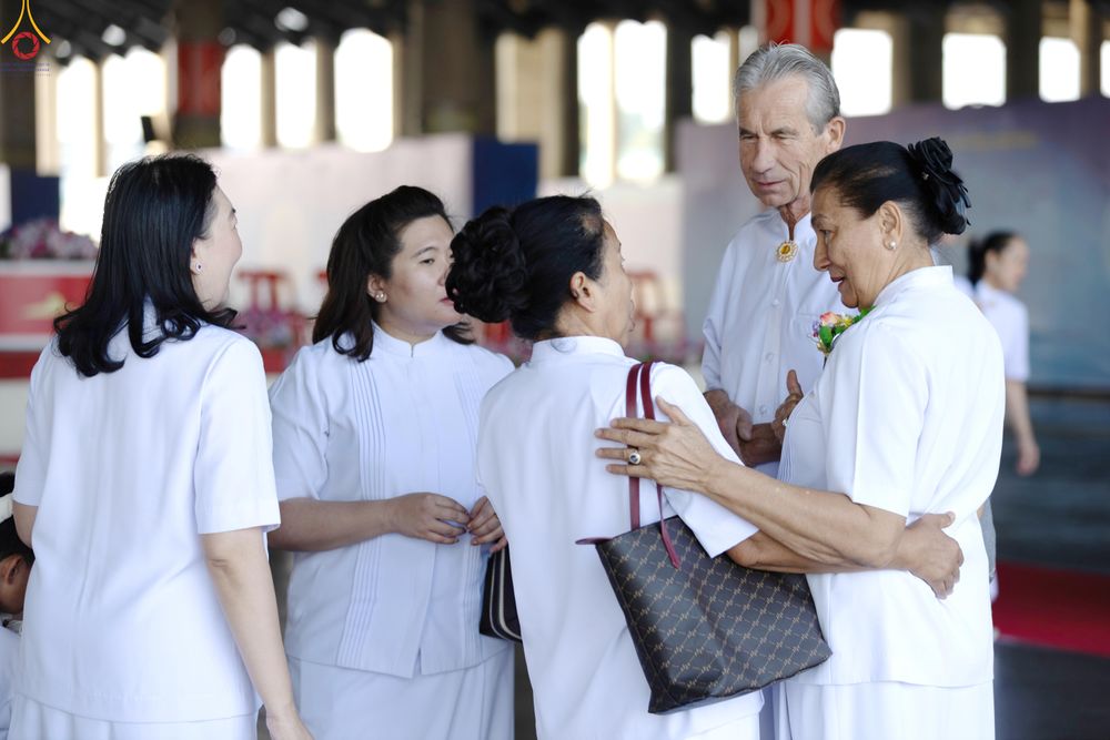 ภาพ No.279962:วันที่ 1 มกราคม พ.ศ.2569 พิธีตักบาตรในวันขึ้นปีใหม่ ณ ลานธรรม วัดพระธรรมกาย