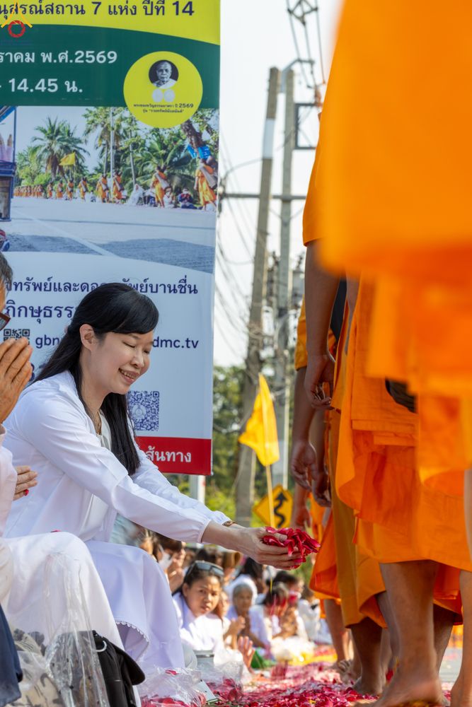 ภาพ No.290413:วันที่ 7 มกราคม พ.ศ. 2569 พิธีต้อนรับพระธรรมยาตรา ณ อนุสรณ์สถานลำดับที่ 2  สถานที่ตั้งมโนปณิธานบวชตลอดชีวิต อนุสรณ์สถานคลองบางนางแท่น (ภาพชุดที่ 2) อ.สามพราน จ.นครปฐม ในโครงการธรรมยาตรา กตัญญูบูชา มหาปูชนียาจารย์ พระมงคลเทพมุนี(สด จนฺทสโร) พระผู้ปราบมาร 