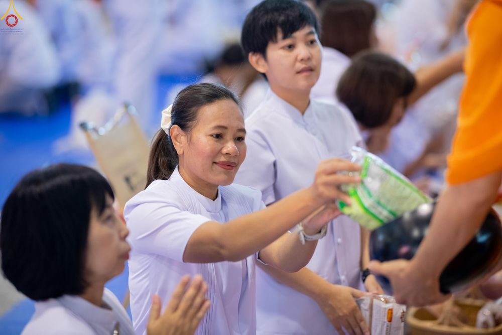 ภาพ No.337719:วันอาทิตย์ต้นเดือน 5 กรกฎาคม พ.ศ.2569 พิธีตักบาตรข้าวสารอาหารแห้ง  ณ บ้านแก้วเรือนทองคุณยายฯ วัดพระธรรมกาย