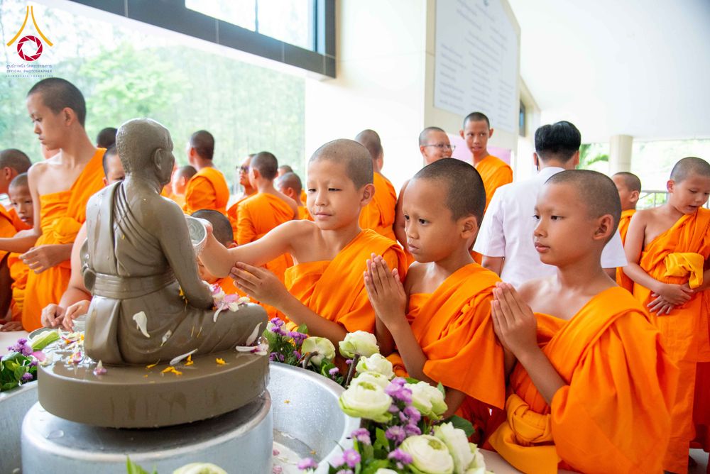 ภาพ No.321920:วันที่ 12 เมษายน พ.ศ.2569 ตักบาตรสงกรานต์ฉลองสามเณรใหม่  ณ ศูนย์ปฏิบัติธรรมระยอง(บ้านช่องลม)