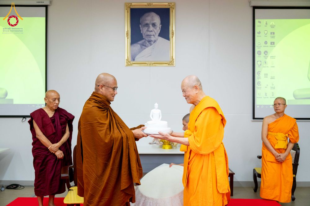 ภาพ No.313094:วันที่ 4 มีนาคม พ.ศ. 2559 หลวงพ่อทัตตชีโว รองเจ้าอาวาสวัดพระธรรมกาย ได้เมตตาถวายการต้อนรับปฏิสันถารพระอาคันตุกะจาก 19 ประเทศ ที่เดินทางมาร่วมงานวันมาฆบูชา ณ วัดพระธรรมกาย