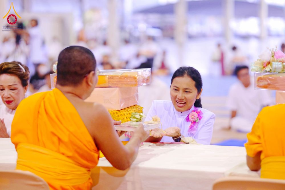 ภาพ No.303547:วันที่ 27 มกราคม พ.ศ. 2569 พิธีถวายภัตตาหารเป็นสังฆทาน แด่พระธรรมยาตรา ณ วัดพระธรรมกาย  จังหวัดปทุมธานี ในโครงการธรรมยาตรา กตัญญูบูชา มหาปูชนียาจารย์ พระมงคลเทพมุนี(สด จนฺทสโร) พระผู้ปราบมาร อนุสรณ์สถาน 7 แห่ง ปีที่ 14