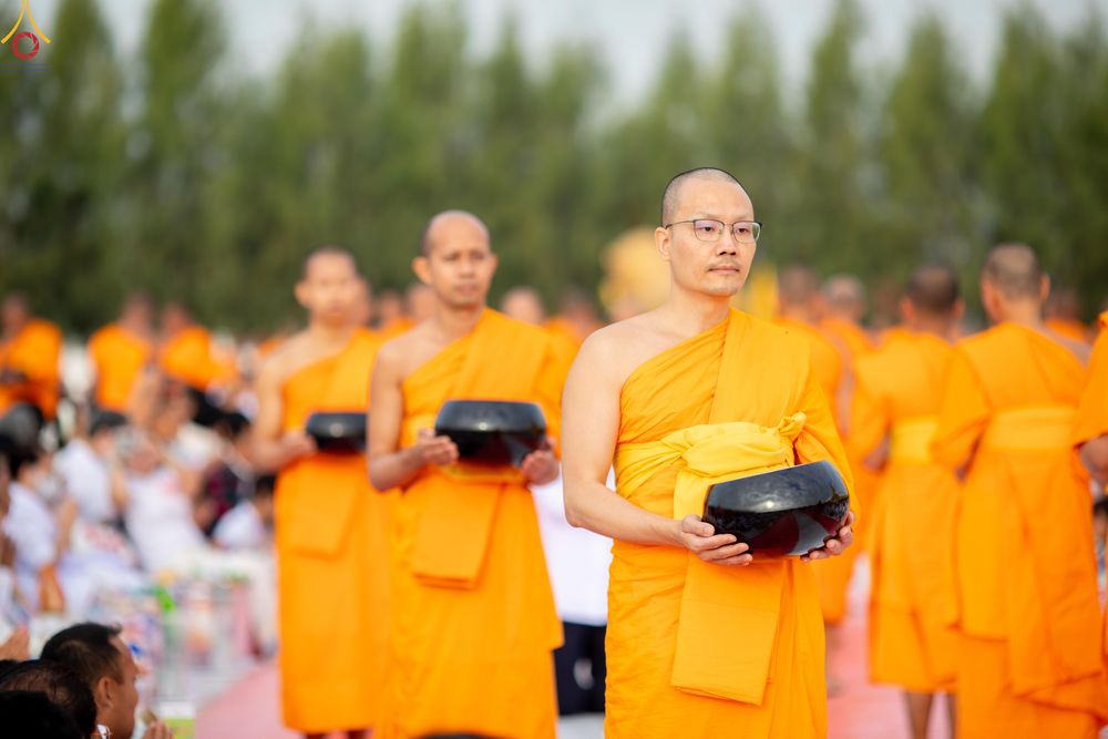 ภาพ No.302629:วันที่ 24 มกราคม พ.ศ. 2569 พิธีตักบาตรพระธรรมยาตรา(ภาพชุดที่ 2) ณ อนุสรณ์สถานลำดับที่ 5 สถานที่เผยแผ่วิชชาธรรมกายครั้งแรก อนุสรณ์สถานบางปลา วัดบางปลา อำเภอบางเลน จังหวัดนครปฐม ในโครงการธรรมยาตรา กตัญญูบูชา มหาปูชนียาจารย์ พระมงคลเทพมุนี(สด จนฺทสโร) พระผู