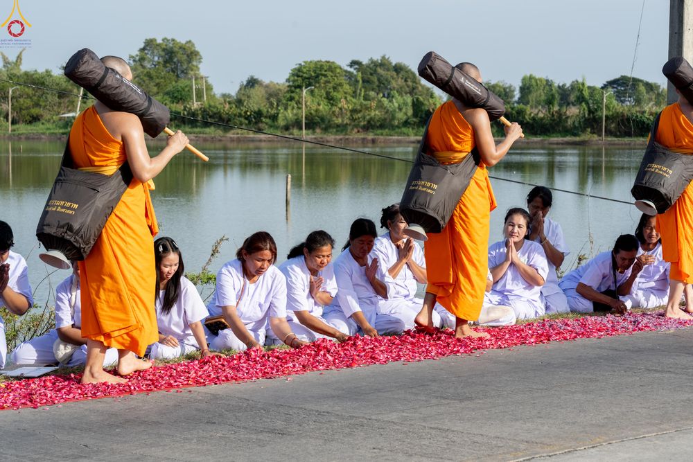 ภาพ No.287797:วันที่ 3 มกราคม พ.ศ. 2569 พิธีต้อนรับพระธรรมยาตรา ครั้งที่ 2 (ภาพชุดที่ 2) ในโครงการธรรมยาตรา กตัญญูบูชา มหาปูชนียาจารย์ พระมงคลเทพมุนี(สด จนฺทสโร) พระผู้ปราบมาร อนุสรณ์สถาน 7 แห่ง ปีที่ 14 ณ อนุสรณ์สถานมหาวิหารพระมงคลเทพมุนี (โลตัสแลนด์) อ.สองพี่น้อง จ.