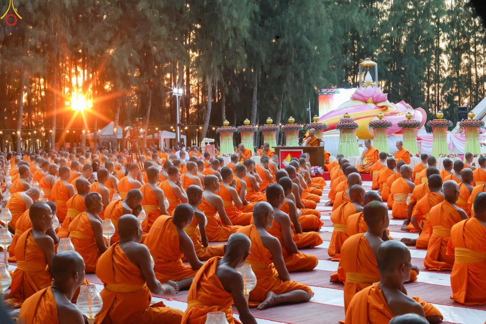 ภาพ No.290100:วันที่ 6 มกราคม พ.ศ. 2569 พิธีจุดประทีปถวายเป็นพุทธบูชา และบูชาธรรมมหาปูชนียาจารย์ (ภาพชุดที่ 2) ณ อนุสรณ์สถานมหาวิหารพระมงคลเทพมุนี (โลตัสแลนด์) อ.สองพี่น้อง จ.สุพรรณบุรี ในโครงการธรรมยาตรา กตัญญูบูชา มหาปูชนียาจารย์ พระมงคลเทพมุนี(สด จนฺทสโร) พระผู้ปรา