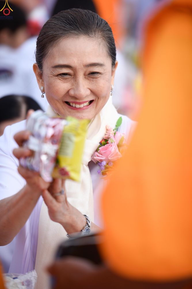 ภาพ No.302732:วันที่ 24 มกราคม พ.ศ. 2569 พิธีตักบาตรพระธรรมยาตรา(ภาพชุดที่ 2) ณ อนุสรณ์สถานลำดับที่ 5 สถานที่เผยแผ่วิชชาธรรมกายครั้งแรก อนุสรณ์สถานบางปลา วัดบางปลา อำเภอบางเลน จังหวัดนครปฐม ในโครงการธรรมยาตรา กตัญญูบูชา มหาปูชนียาจารย์ พระมงคลเทพมุนี(สด จนฺทสโร) พระผู