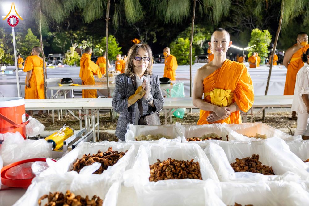 ภาพ No.289495:วันที่ 7 มกราคม พ.ศ. 2569 พิธีถวายภัตตาหารเป็นสังฆทาน แด่พระธรรมยาตรา ในโครงการธรรมยาตรา กตัญญูบูชา มหาปูชนียาจารย์ พระมงคลเทพมุนี(สด จนฺทสโร) พระผู้ปราบมาร อนุสรณ์สถาน 7 แห่ง ปีที่ 14 ณ อนุสรณ์สถานมหาวิหารพระมงคลเทพมุนี (โลตัสแลนด์) อ.สองพี่น้อง จ.สุพรร