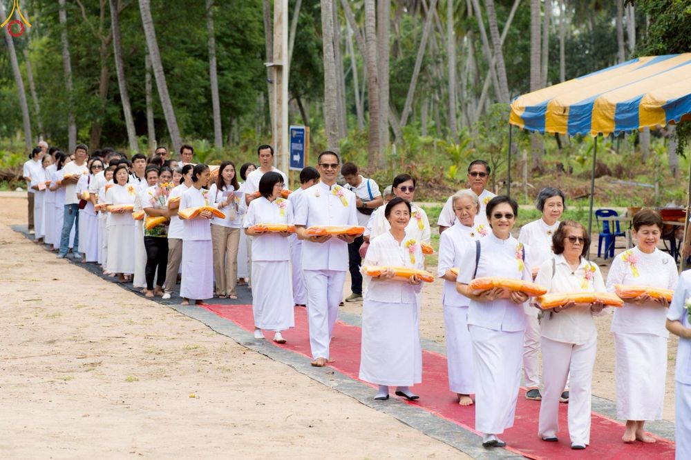 ภาพ No.263150:วันที่ 18 ตุลาคม พ.ศ. 2568 พิธีทอดกฐินสามัคคีเพื่อซื้อที่ดิน  สร้างอาคารครัวและโรงอาหาร  ห้องน้ำพร้อมโรงซักตากชาย-หญิง  และพิธีทอดกฐินสามัคคีทั่วไทย 30,000 วัด  ศูนย์ปฏิบัติธรรมนานาชาติทุ่งแสงธรรม  (Moonastery Meditation Center) ต.แสงอรุณ อ.ทับสะแก จ.ประ