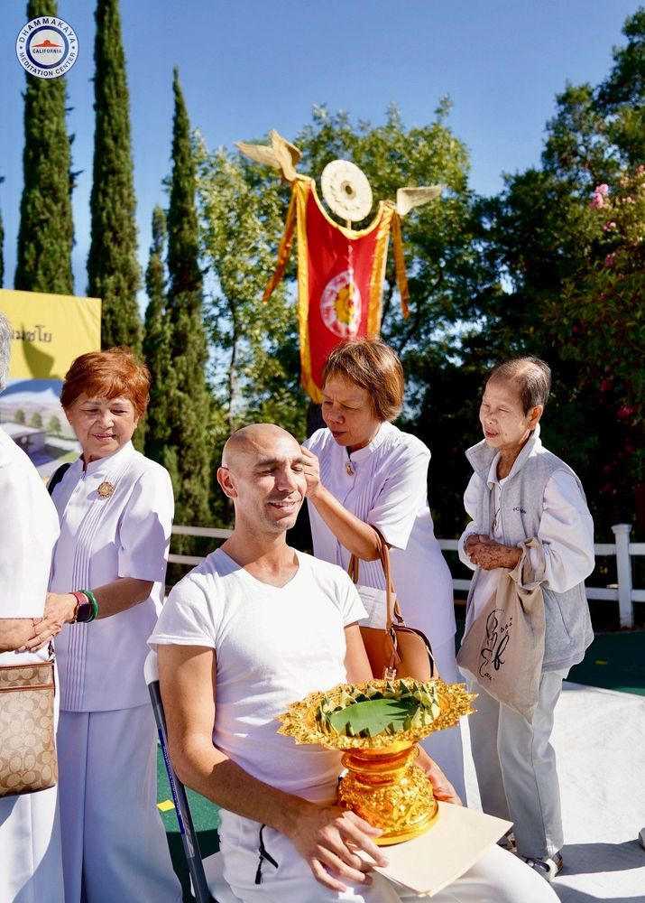 ภาพ No.252196:วันที่ 4-5 ตุลาคม พ.ศ. 2568  วัดพระธรรมกายแคลิฟอร์เนีย ประเทศสหรัฐอเมริกา ได้จัดพิธีตัดปอยผม โดยคณะสงฆ์ ญาติ ๆ และสาธุชน ให้กับนาคธรรมทายาท 8 ท่าน และได้จัดพิธีบรรพชา-อุปสมบท ฉลองพิธีทอดกฐินบรมจักรพรรดิ สร้างอุโบสถ 82 ปี บูชาธรรมหลวงพ่อธัมมชโย