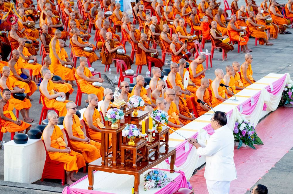 ภาพ No.250501:วันพุธที่ 8 ตุลาคม พ.ศ. 2568 พิธีตักบาตรเทโวโรหณะ ณ ลานธรรมปทุมรัตน์ธรรมเจดีย์ พุทธอุทยานนานาชาติ อ.โพนพิสัย จ.หนองคาย