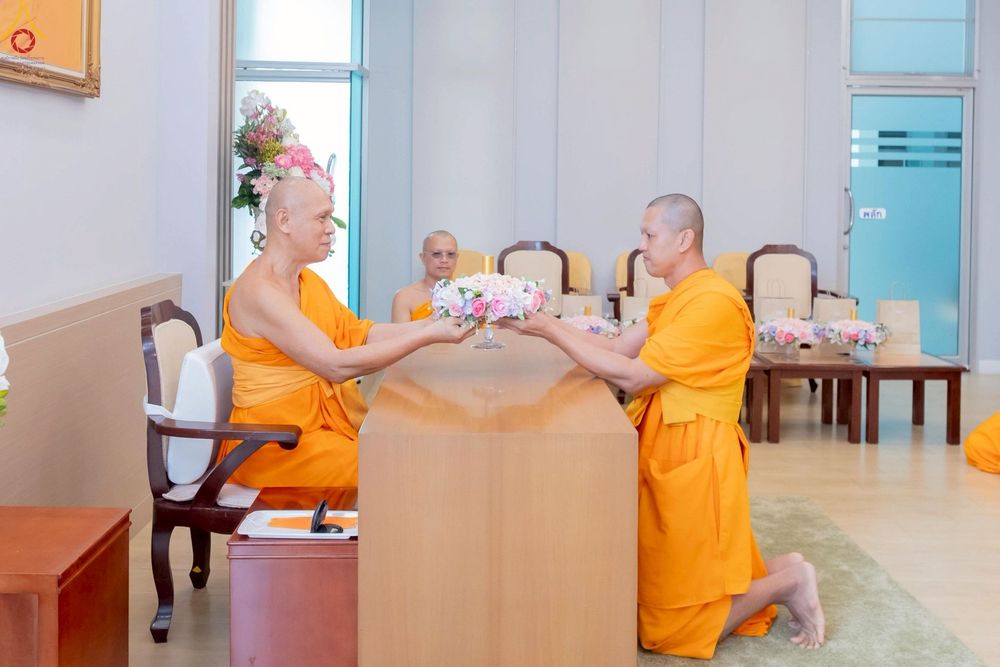 ภาพ No.246327:วันที่ 8 กันยายน พ.ศ. 2568 พระครูปลัดรัตนวีรวัฒน์ (รังสฤษดิ์ อิทฺธิจินฺตโก) เจ้าอาวาสวัดพระธรรมกาย เป็นประธานมอบพระบรมสารีริกธาตุ แก่ศูนย์ส่งเสริมศีลธรรมภายในประเทศ และวัดสาขาต่างประเทศ จำนวน 8 แห่ง
