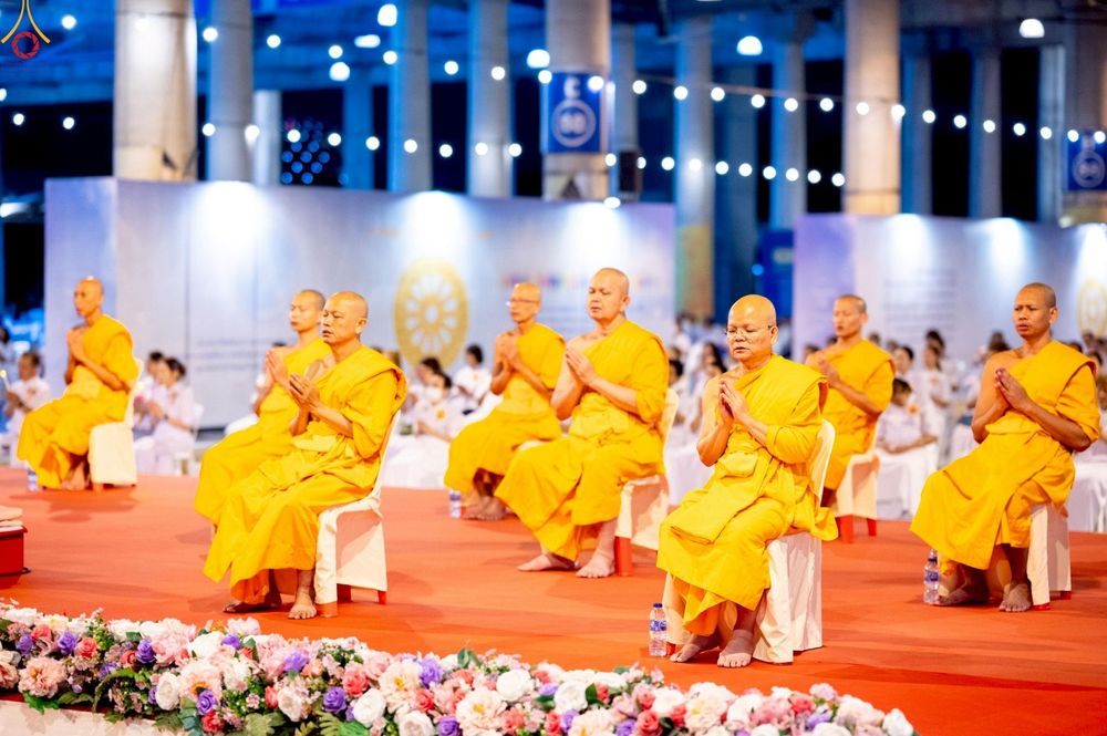 ภาพ No.244365:วันที่ 7 กันยายน พ.ศ. 2568 พิธีฉลองชัยสวดมนต์บทธัมมจักกัปปวัตตนสูตร 7,681,108,108 จบ ณ มหารัตนวิหารคด วัดพระธรรมกาย