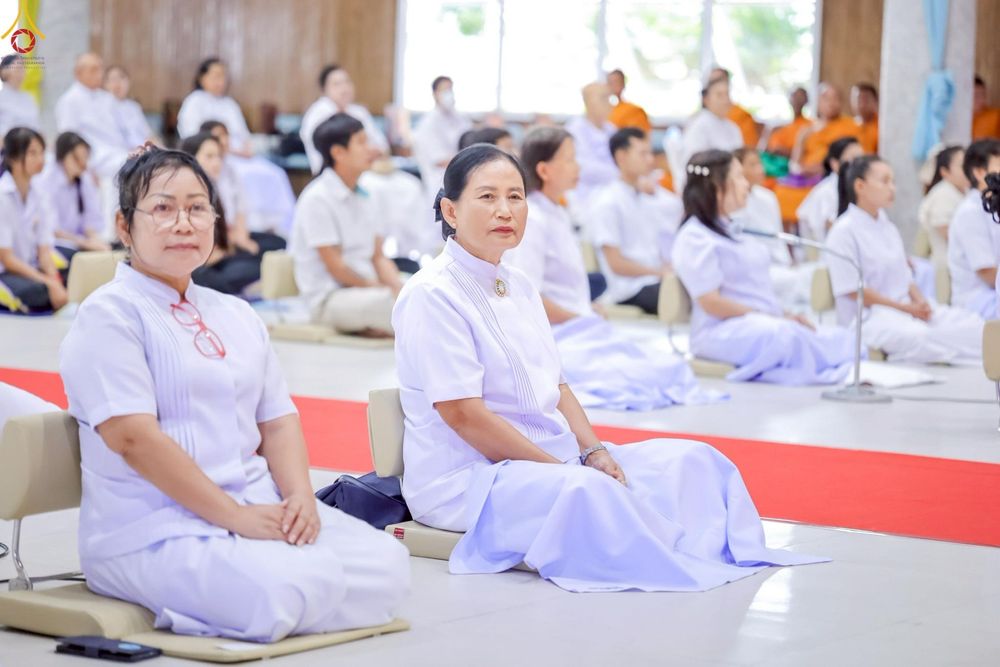 ภาพ No.249032:วันที่ 26-28 กันยายน พ.ศ. 2568 โครงการอบรม อุบาสกแก้ว อุบาสิกาแก้ว รุ่นที่ 3  ณ ศูนย์ปฏิบัติธรรมสมุทรปราการ ได้รับความเมตตาจากคณะสงฆ์ในพื้นที่  รวมถึงผู้บริหารสถานศึกษา ที่นำนักเรียนระดับมัธยมปลาย  มารับฟังข้อมูลเพื่อที่จะเป็นกำลังสำคัญ ในการเข้าร่วมขบวน