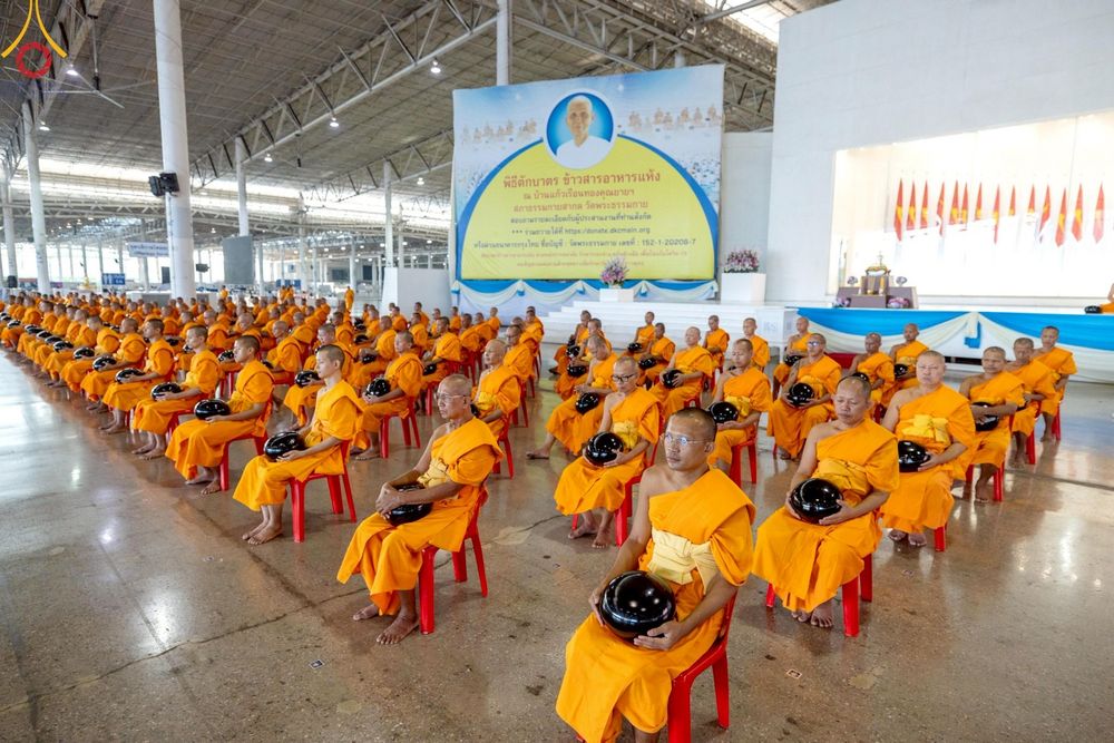 ภาพ No.221935:วันที่ 4 พฤษภาคม พ.ศ. 2568 พิธีตักบาตร เนื่องในวันอาทิตย์ต้นเดือน ณ บ้านแก้วเรือนทองคุณยายฯ วัดพระธรรมกาย