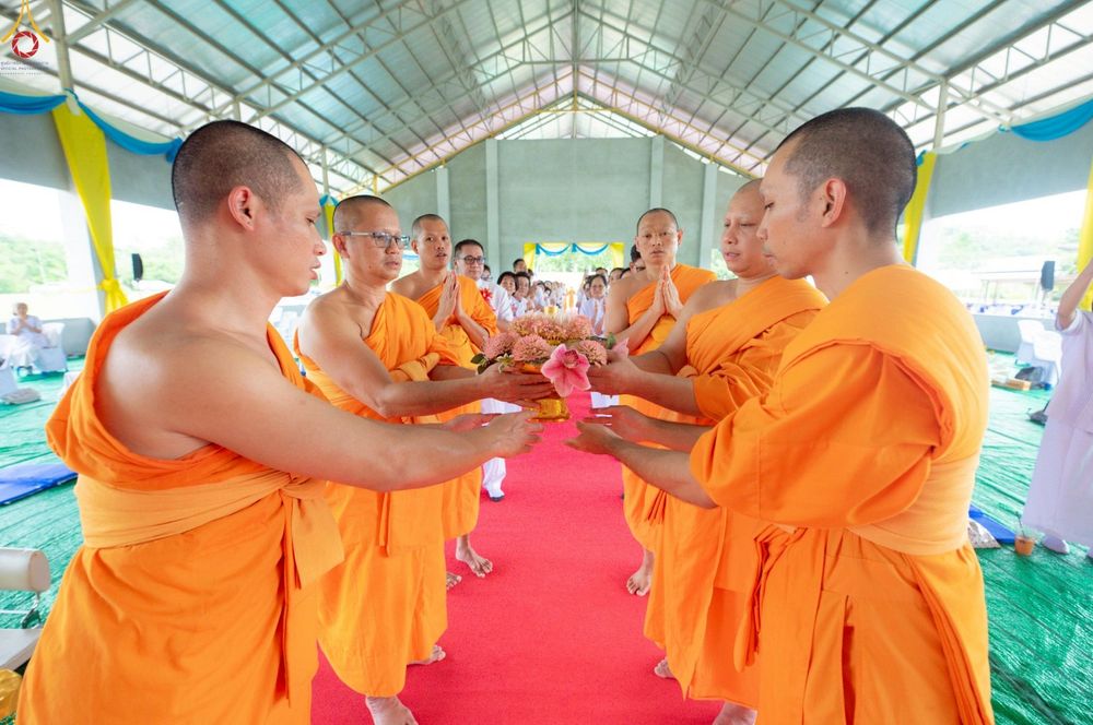 ภาพ No.255226:วันที่ 12 ตุลาคม พ.ศ. 2568 พิธีอัญเชิญพระบรมสารีริกธาตุและบรรจุ ลงในพระเกตุพระประธาน , พิธีทอดกฐินสามัคคีทั่วไทย 30,000 วัด โดยคณะศิษยานุศิษย์ วัดพระธรรมกาย  บูชาธรรม 81 ปี หลวงพ่อธัมมชโย ณ ธุดงคสถานเขาย้อย จ.เพชรบุรี