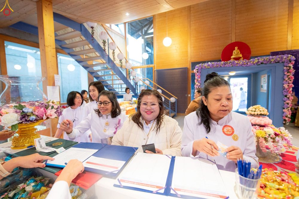 ภาพ No.256000:วันที่ 12 ตุลาคม พ.ศ. 2568 พิธีทอดกฐินวัดพระธรรมกายสวิตเซอร์แลนด์  ณ หอประชุมโรงเรียน Obergoldbach เมือง Bern ประเทศสวิตเซอร์แลนด์