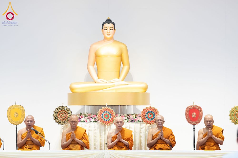 ภาพ No.194719:พิธีเจริญพระพุทธมนต์ และทำบุญตักบาตร ถวายพระราชกุศล แด่พระบาทสมเด็จพระเจ้าอยู่หัว เนื่องในโอกาสพระราชพิธีสมมงคล พระชนมายุเท่าพระบาทสมเด็จพระพุทธยอดฟ้าจุฬาโลกมหาราช สมเด็จพระปฐมบรมกษัตริยาธิราชแห่งพระราชวงศ์จักรี พุทธศักราช 2568 วันที่ 14 มกราคม พ.ศ. 2568
