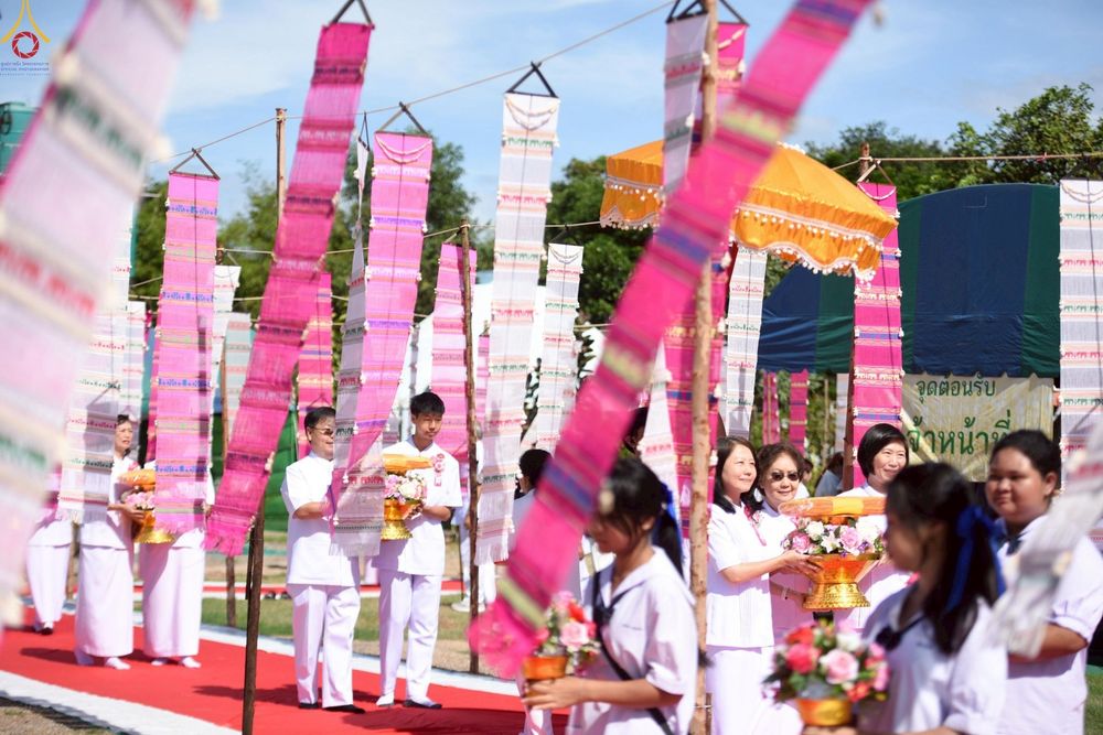 ภาพ No.262373:วันที่ 19 ตุลาคม พ.ศ. 2568 พิธีทอดกฐินสถาปนา แผ่นบันมงคลมหาเศรษฐี อาคาร 80 ปี หลวงพ่อธัมมชโย ในโครงการกฐินสามัคคีทั่วไทย 30,000 วัด บูชาธรรม 81 ปี หลวงพ่อธัมมชโย โดยคณะศิษยานุศิษย์วัดพระธรรมกาย ณ ศูนย์ปฏิบัติธรรมวิหารแดง ต.เจริญธรรม อ.วิหารแดง จ.สระบุรี