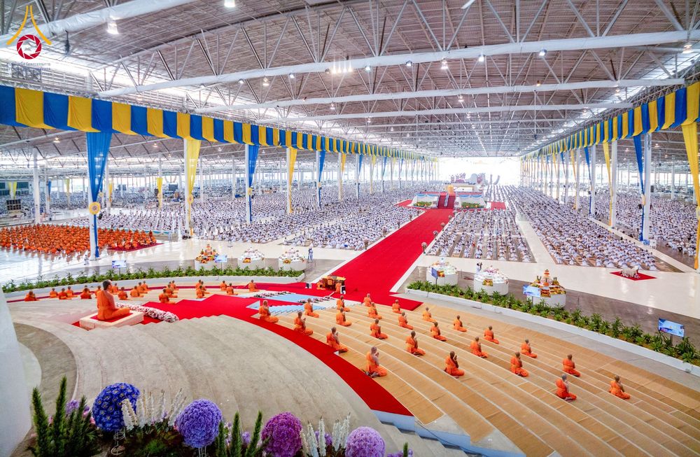 ภาพ No.258087:วันอาทิตย์ที่ 5 ตุลาคม พ.ศ. 2568 พิธีบูชาข้าวพระ ณ สภาธรรมกายสากล วัดพระธรรมกาย