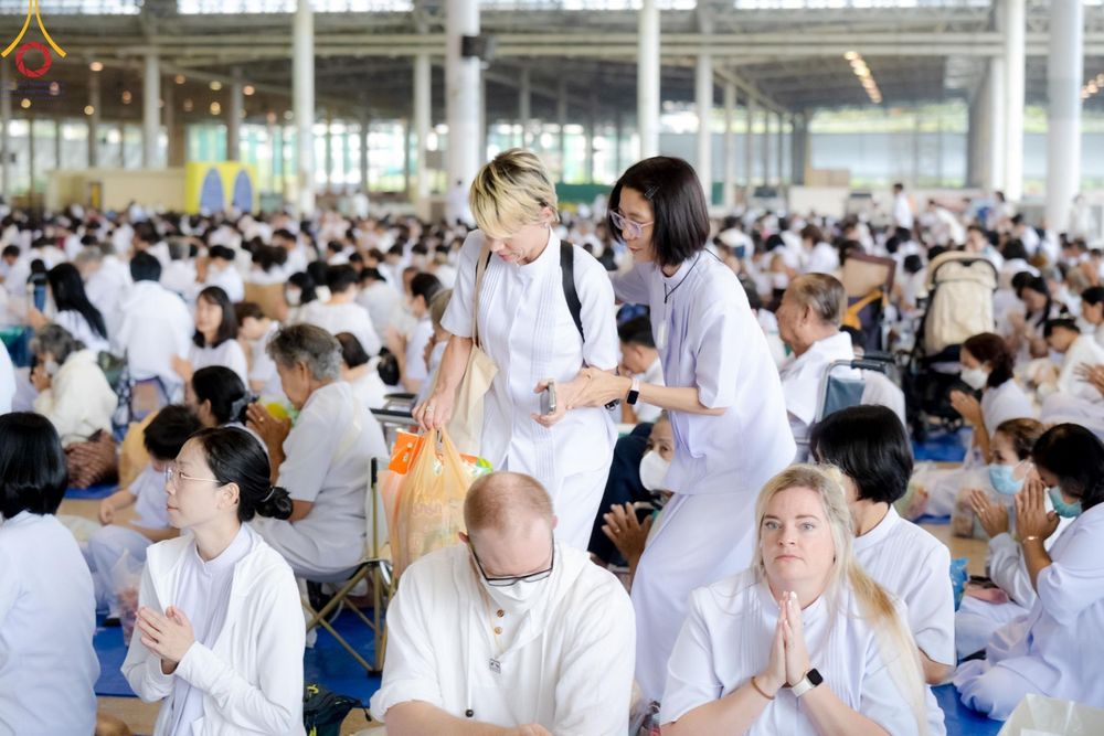 ภาพ No.207194:พิธีตักบาตร และปฏิบัติธรรมช่วงสาย ในวันมาฆบูชา วันพุธที่ 12 กุมภาพันธ์ พ.ศ. 2568 ณ วัดพระธรรมกาย จังหวัดปทุมธานี