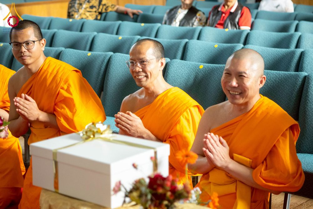 ภาพ No.265800:วันที่ 2 พฤศจิกายน พ.ศ. 2568 วัดพระธรรมกายเมลเบิร์น ได้มีโอกาสถวายการต้อนรับ พระเดชพระคุณ พระเทพปริยัติโสภณ เจ้าคณะจังหวัดกาญจนบุรี และเจ้าอาวาสวัดไชยชุมพลชนะสงคราม