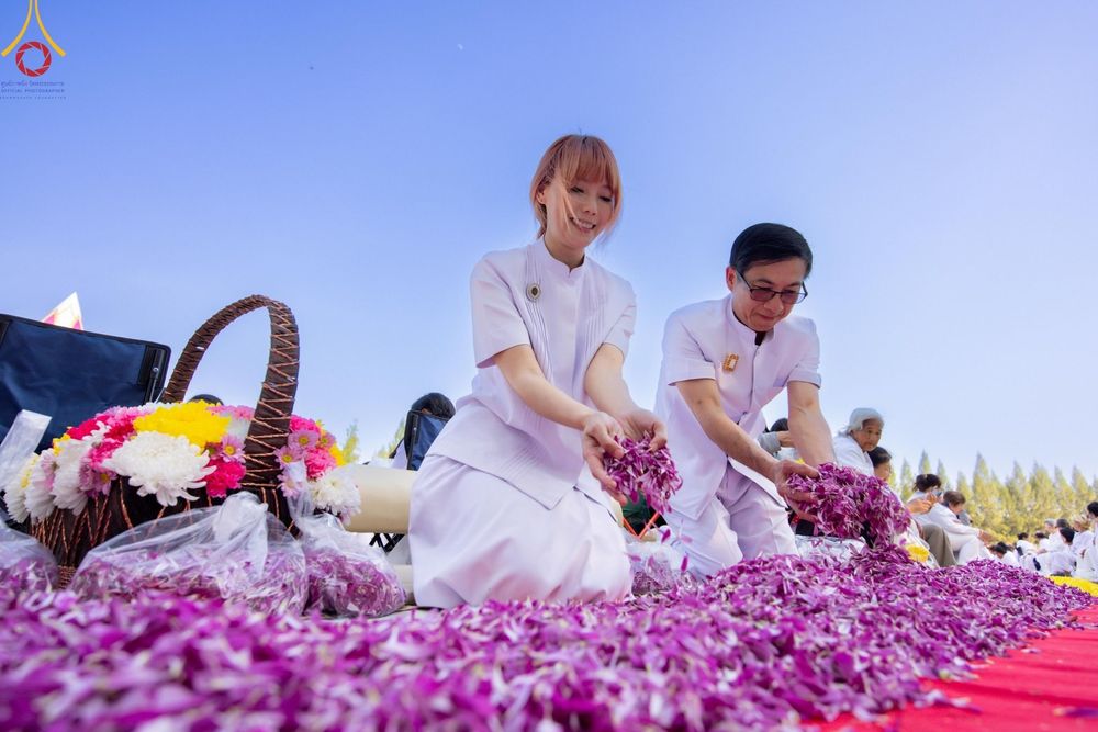 ภาพ No.190574:พิธีต้อนรับพระธรรมยาตรา ณ อนุสรณ์สถาน สถานที่ตั้งมโนปณิธานบวชตลอดชีวิต อนุสรณ์สถานคลองบางนางแท่น อ.สามพราน จ.นครปฐม ในโครงการธรรมยาตรา กตัญญูบูชา มหาปูชนียาจารย์ พระมงคลเทพมุนี(สด จนฺทสโร) พระผู้ปราบมาร อนุสรณ์สถาน 7 แห่ง ปีที่ 13 วันที่ 7 ม.ค.2568
