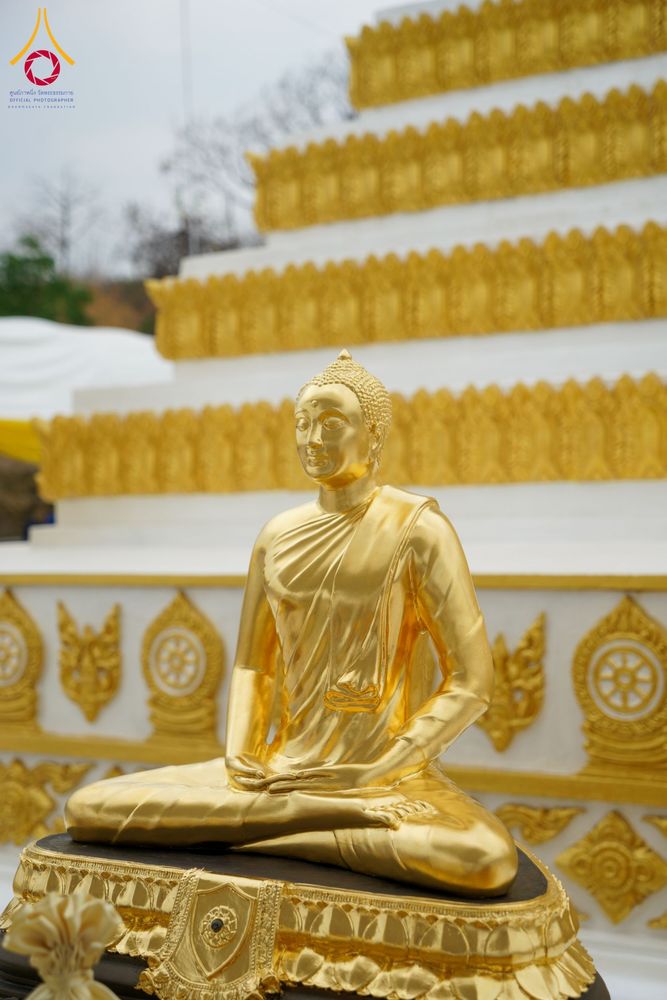 ภาพ No.131406:พิธีอัญเชิญพระบรมสารีริกธาตุ และองค์พระพุทธรัตนกายสิทธิ์ ติดตั้งองค์พระเจดีย์จตุรทิศ ถวายองค์พระเจดีย์ ลานธรรมและกำแพงแก้ว ถวายเป็นพุทธบูชา น้อมถวายบูชาธรรมหลวงพ่ออายุวัฒนมงคล ๘๐ พรรษา วันเสาร์ที่ ๑๖ มีนาคม พ.ศ. ๒๕๖๗ ณ วัดเขาพญาปราบ ต.ตะขบ อ.ปักธงชัย จ.น