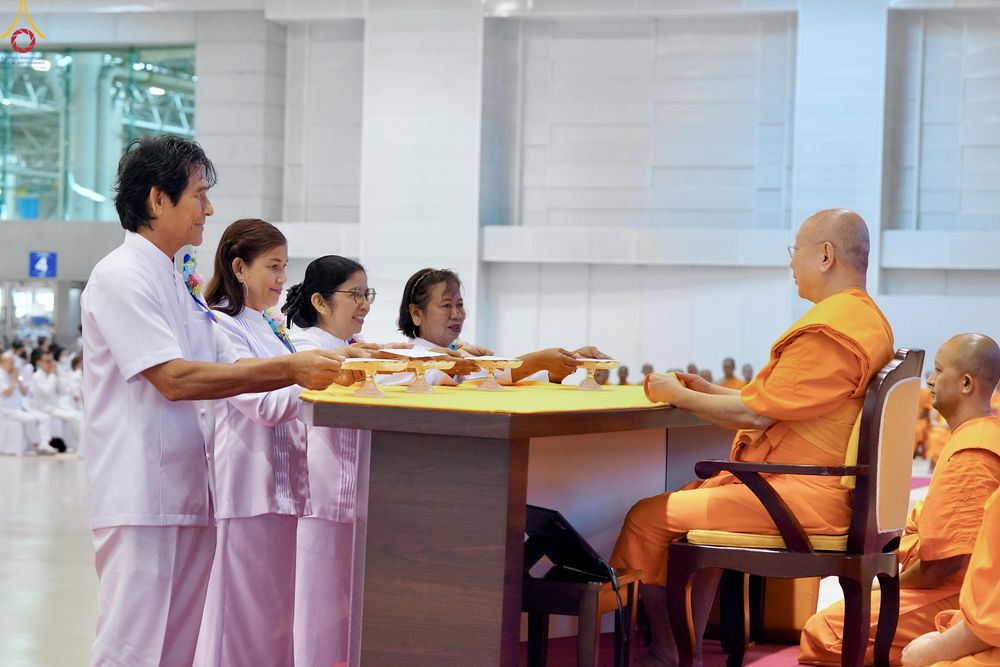 ภาพ No.323615:วันที่ 22 เมษายน พ.ศ.2569(วันคุ้มครองโลก) งานถวายมหาสังฆทาน 40,000 กว่าวัดทั่วประเทศ พิธีภาคสาย ปฏิบัติธรรม ,  พิธีมอบปัจจัยช่วยเหลือครู 4 จังหวัดชายแดนภาคใต้