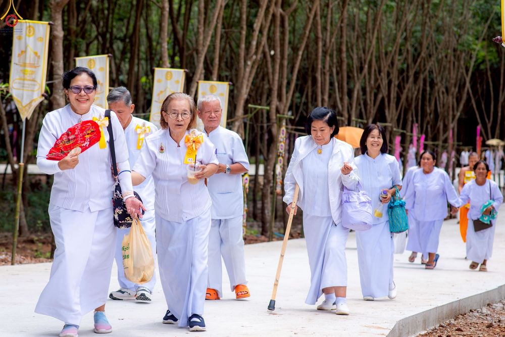 ภาพ No.239352:วันอาทิตย์ที่ 17 สิงหาคม พ.ศ. 2568 พิธีกดปุ่มอัญเชิญรูปเหมือน พระมงคลเทพมุนี (สด จันทสโร)  ณ มหาวิหารแก้วพระมงคลเทพมุนี  ศูนย์ปฏิบัติธรรมแก้วเมืองเลย