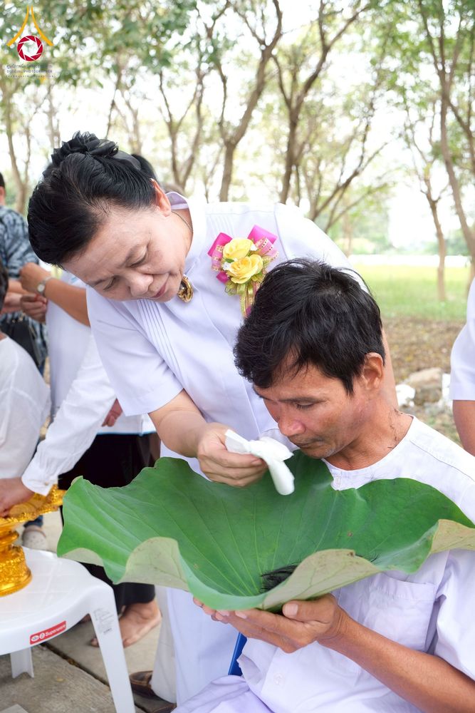 ภาพ No.277888:พิธีตัดปอยผมและปลงผมนาคธรรมทายาท พิธีขอขมาผู้ปกครอง ณ ศูนย์อบรมเยาวชนนครปฐม จ.นครปฐม และพิธีมอบบาตร ผ้าไตร นาคธรรมทายาท พิธีบรรพชา อุปสมบทหมู่ ณ วัดลาดหญ้าไทร จ.นครปฐม