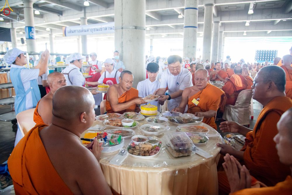 ภาพ No.325862:วันที่ 22 เมษายน พ.ศ.2569(วันคุ้มครองโลก) งานถวายมหาสังฆทาน 40,000 กว่าวัดทั่วประเทศ เจ้าหน้าที่ สาธุชน ร่วมใจจัดเตรียมภัตตาหารเพล (ชุด 2)