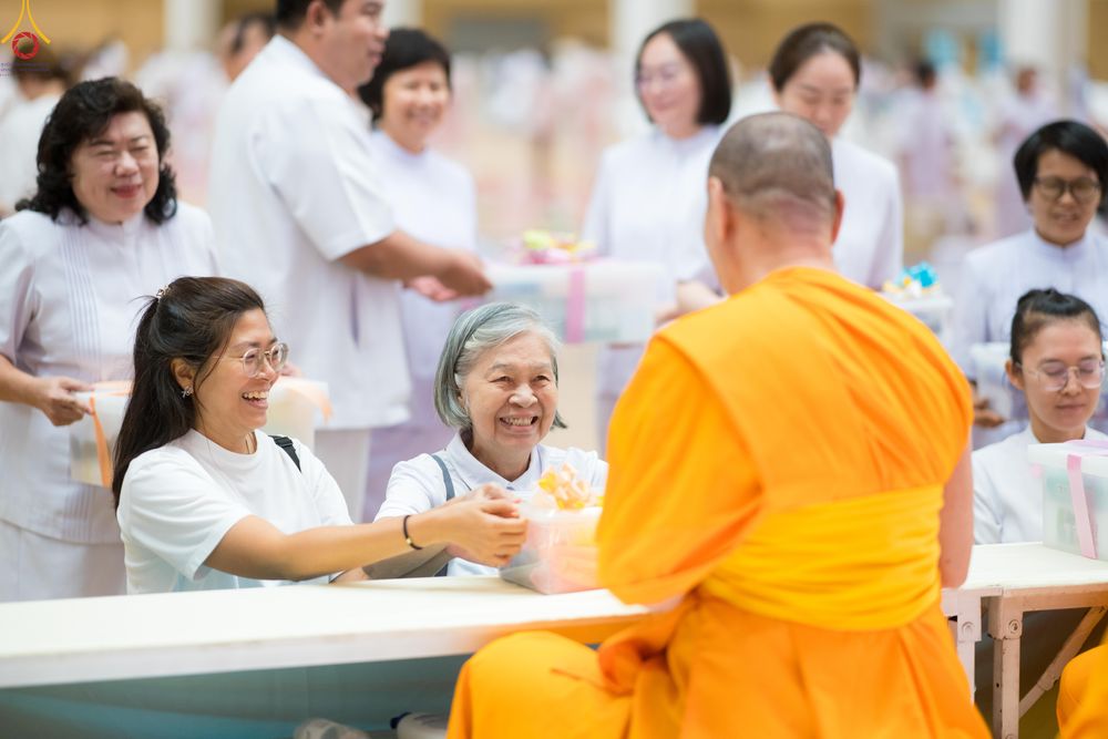 ภาพ No.280605:วันที่ 28 ธันวาคม พ.ศ.2568 พิธีถวายอุปกรณ์ทำความสะอาด ณ ห้องแก้วสารพัดนึก วัดพระธรรมกาย